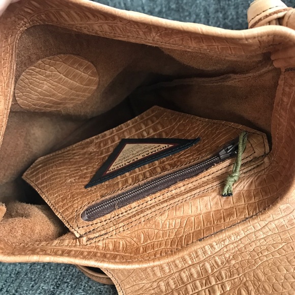 Tom Thomas tan leather embossed asymmetrical crossbody purse - Picture 14 of 15